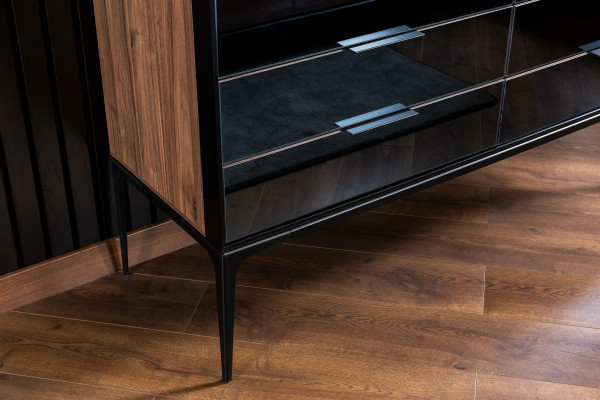 Praktyczna komoda do sypialni czarna z miejscem do przechowywania 139cm