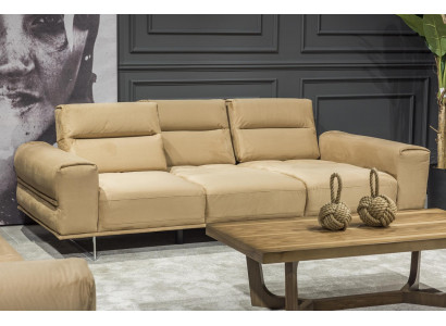 Beżowa, tapicerowana sofa trzyosobowa do salonu z poduszkami