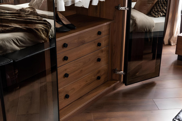 Brązowa szafa szklana z frontami z przyciemnionego szkła