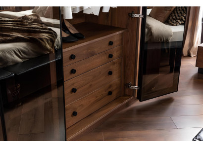 Brązowa szafa szklana z frontami z przyciemnionego szkła