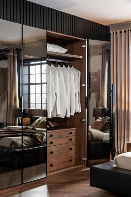 Brązowa szafa szklana z frontami z przyciemnionego szkła