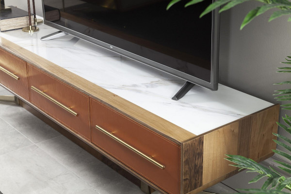 Pomarańczowa ściana salonu ze stali meble TV media