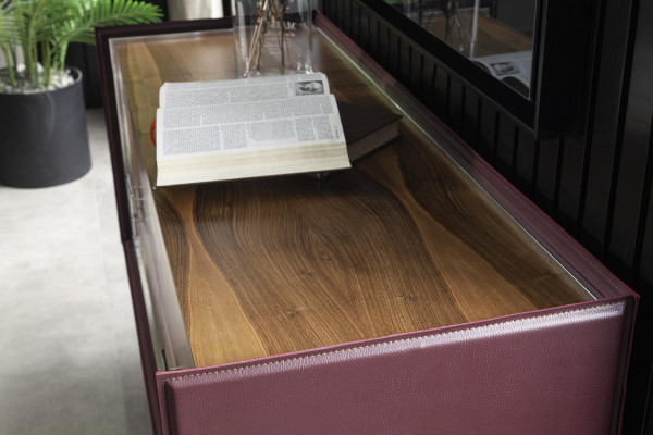 Mobilna komoda viola z drewna 141 cm ze skórą