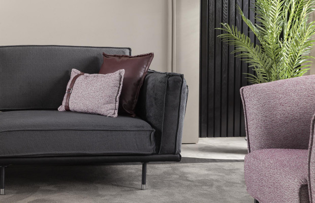 Luksusowa kanapa trzyosobowa w stylu włoskim z miękkimi szarymi poduszkami