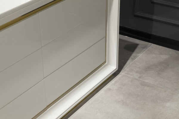 Nowoczesna biała komoda z lustrem i szufladami do przechowywania