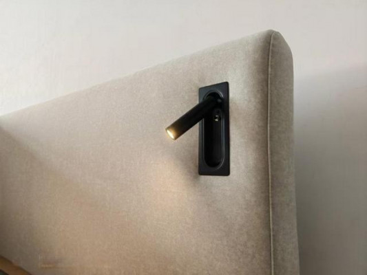 Beżowe tapicerowane łóżko w nowoczesnym stylu hotelowym z oświetleniem LED i narożnym wezgłowiem luksusowym