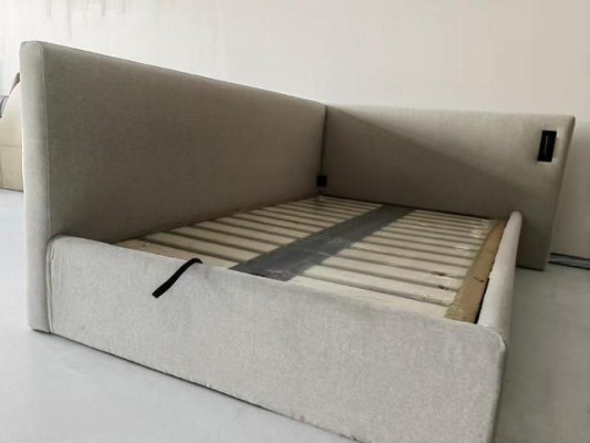 Beżowe tapicerowane łóżko w nowoczesnym stylu hotelowym z oświetleniem LED i narożnym wezgłowiem luksusowym