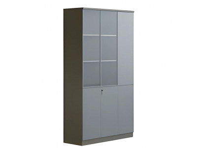 Nowoczesna szara szafa biurowa z drzwiami szklanymi, zamykana na klucz, wysoka przestrzeń do przechowywania