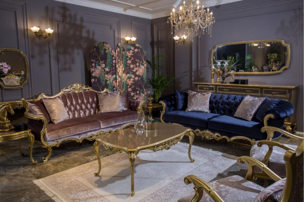 Sofa trzyosobowa Chesterfield w luksusowym niebieskim kolorze w salonie