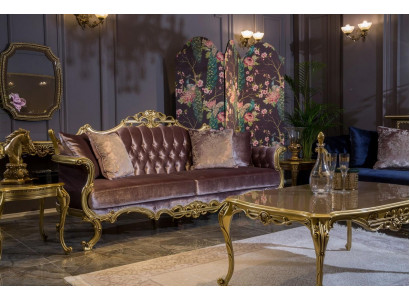 Sofa trzyosobowa w kolorze brązowym w klasycznym stylu w salonie