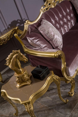 Sofa trzyosobowa w kolorze brązowym w klasycznym stylu w salonie