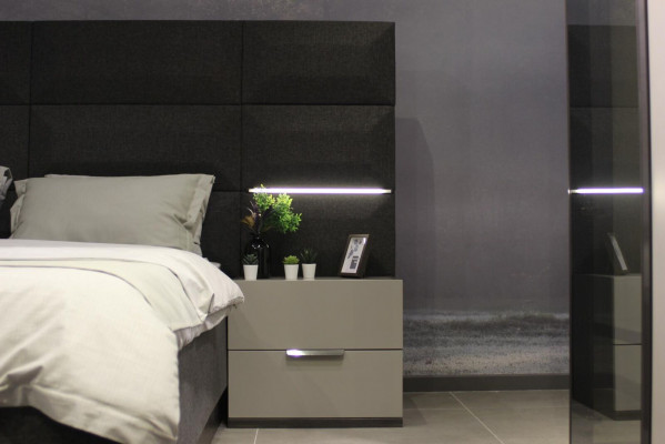 Luksusowy zestaw Sypialnia Designerskie Łóżko 2x Stolik nocny Drewno Całkowicie nowe 3 sztuki.