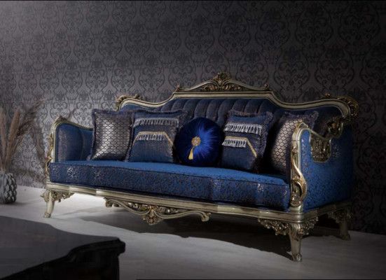 Wykwintna klasyczna sofa w salonie ze złotymi wzorami