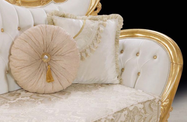 luksusowa sofa relaksacyjna w klasycznym stylu ze złotymi wzorami