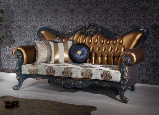 Wykwintna sofa w klasycznym stylu ze złotymi elementami w salonie