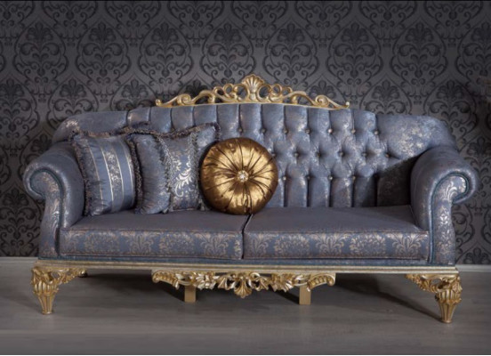 Wyrafinowana klasyczna sofa w stylu Chesterfield w salonie ze złotymi poduszkami