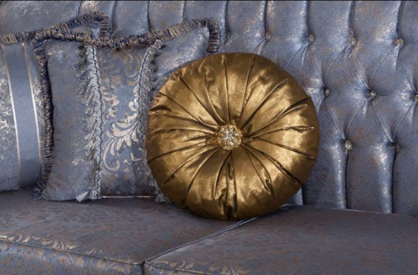 Wyrafinowana klasyczna sofa w stylu Chesterfield w salonie ze złotymi poduszkami