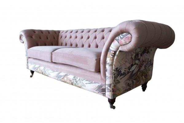 żywa trzyosobowa sofa Chesterfield w delikatny różowy kwiatowy wzór