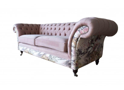 żywa trzyosobowa sofa Chesterfield w delikatny różowy kwiatowy wzór