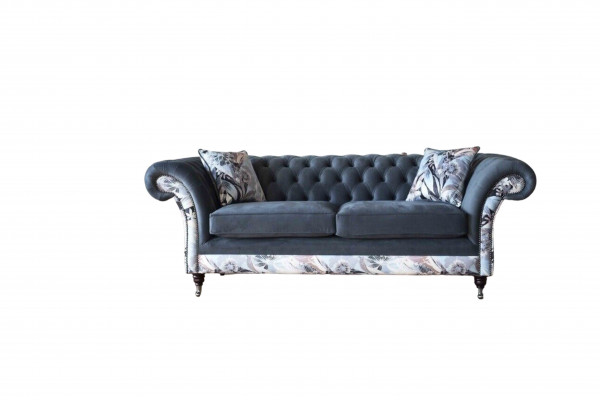 efektowna trzyosobowa sofa w stylu Chesterfield z delikatną szarą dekoracją kwiatową