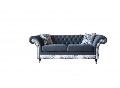 efektowna trzyosobowa sofa w stylu Chesterfield z delikatną szarą dekoracją kwiatową