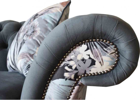 efektowna trzyosobowa sofa w stylu Chesterfield z delikatną szarą dekoracją kwiatową