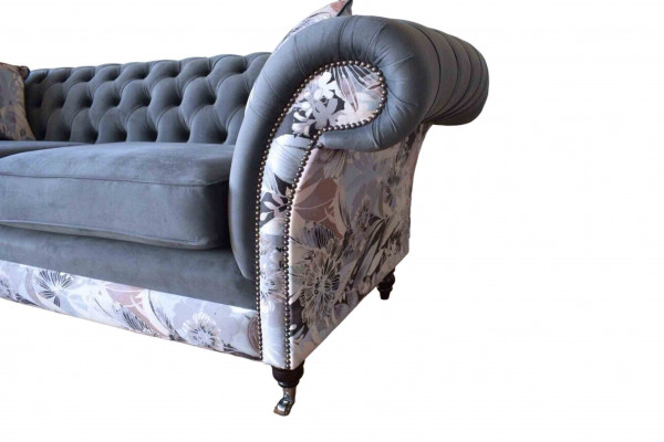 efektowna trzyosobowa sofa w stylu Chesterfield z delikatną szarą dekoracją kwiatową