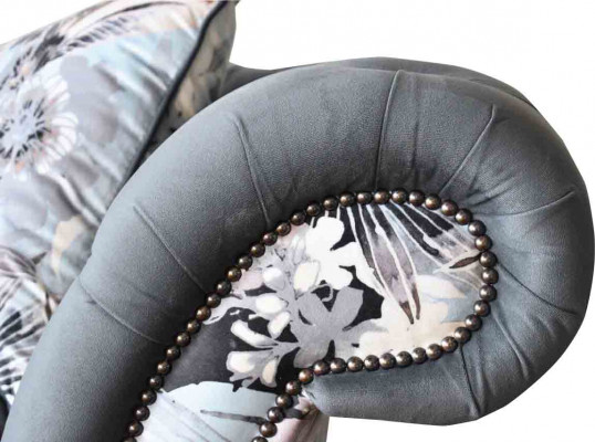 efektowna trzyosobowa sofa w stylu Chesterfield z delikatną szarą dekoracją kwiatową