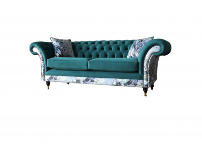żywa trzyosobowa sofa z Chesterfield w delikatnym szmaragdowym kolorze z kwiatowym wzorem
