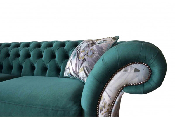 żywa trzyosobowa sofa z Chesterfield w delikatnym szmaragdowym kolorze z kwiatowym wzorem