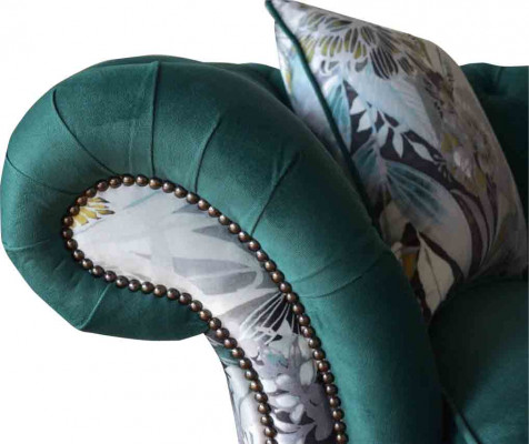 żywa trzyosobowa sofa z Chesterfield w delikatnym szmaragdowym kolorze z kwiatowym wzorem