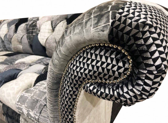 Luksusowa aksamitna sofa z wzorem Chesterfield i kolorową kratką