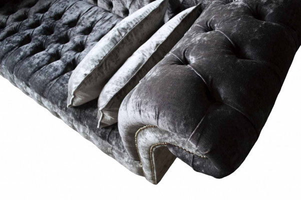 luksusowa, klasyczna sofa w stylu Chesterfield w bogatym srebrnym odcieniu