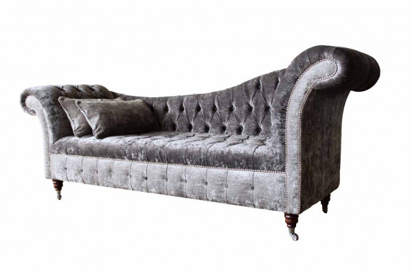 luksusowa, klasyczna sofa w stylu Chesterfield w bogatym srebrnym odcieniu