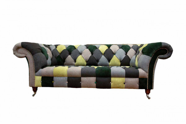 W salonie piękna stylowa sofa Chesterfield z 3 sypialniami