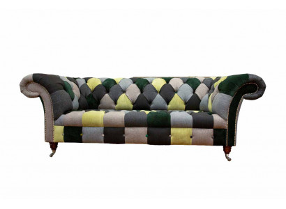 W salonie piękna stylowa sofa Chesterfield z 3 sypialniami