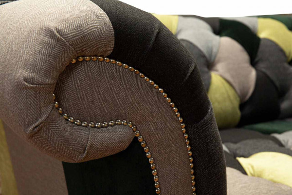 W salonie piękna stylowa sofa Chesterfield z 3 sypialniami