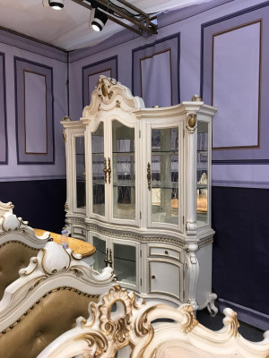 Gablota Szafa prezentuje dekoracje salonu Szafki prezentują barokowy design