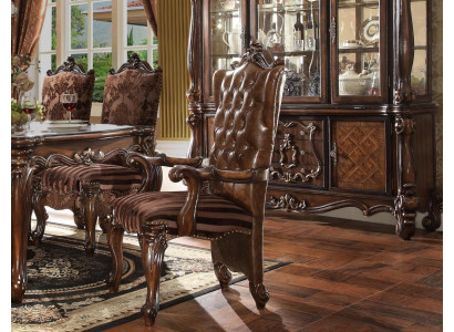 Klasyczne brązowe Chesterfield miejsce do siedzenia Ekskluzywne skórzane krzesło Meble do siedzenia w stylu barokowym