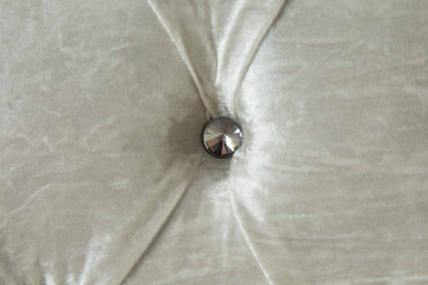 Trzyosobowa Biała Materiałowa Sofa do Salonu Sofa Chesterfield