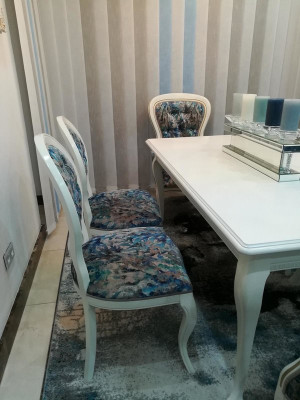 Jedz stylowo Klasyczne szare i niebieskie krzesła do jadalni w praktycznym zestawie 4 sztuk