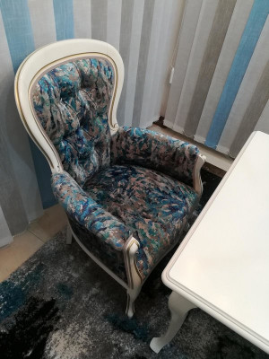 Jedz stylowo Klasyczne szare i niebieskie krzesła do jadalni w praktycznym zestawie 4 sztuk