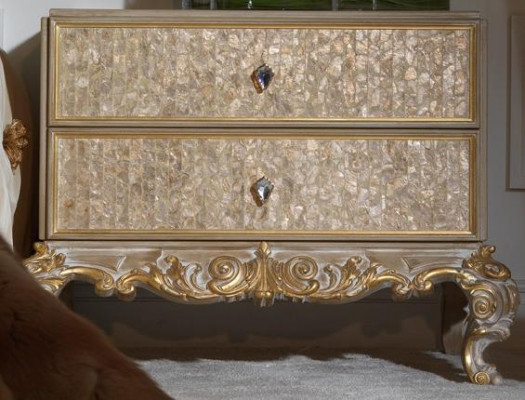 Szafki nocne, łóżka grupowe, meble drewniane, salon z materiałami klasycznymi