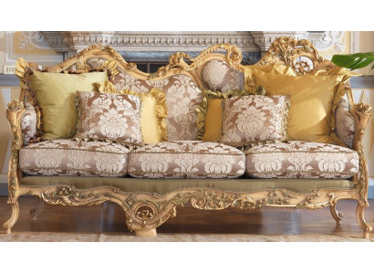 Klasyczna sofa Chesterfield z ręcznie rzeźbionymi detalami