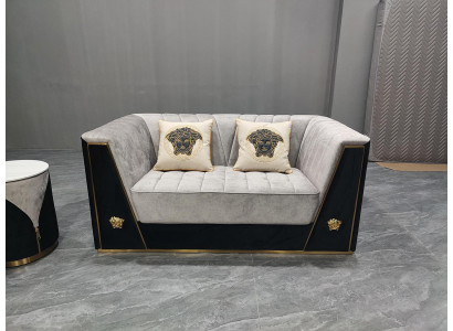 Luksusowa dwuosobowa sofa z miękką tapicerką w salonie