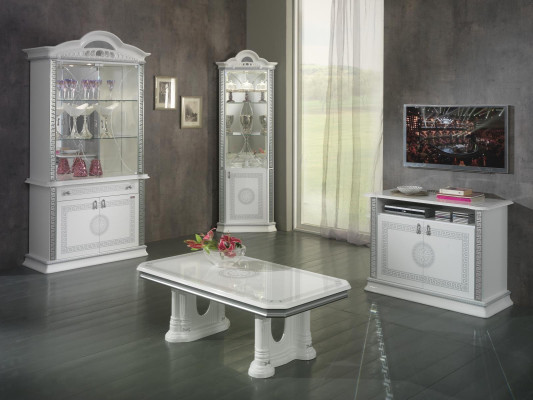 Klasyczny, luksusowy stolik kawowy, designerska sofa do salonu, nowe stoły boczne