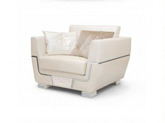 Beżowa elegancja w skupionym materiale -fotel dla stylowej atmosfery salonu