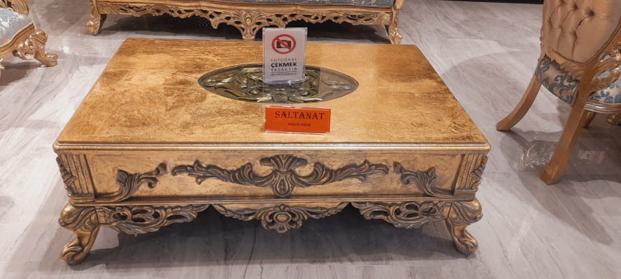 Barokowy stolik kawowy w kolorze złotym rzeźbiony Nogi Tabela drewna do salonu