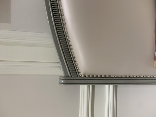 Premium Podwójne łóżko w klasycznym designie z szarym i beżowym skórzanym wnętrzem