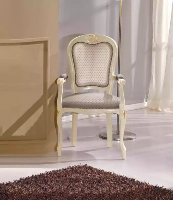 Luksusowy hotel z białą tapicerką i podłokietnikami w salonie